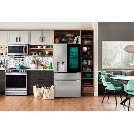 Le réfrigérateur à portes françaises LG LF29S8365S de 36 po et 29 pi³ en acier inoxydable PrintProof™ avec fenêtre InstaView® illuminée, dans une cuisine moderne.