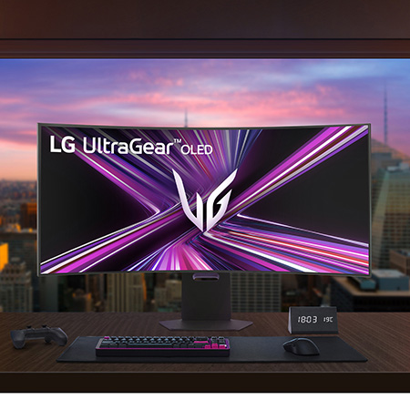 Moniteur LG 34GX900A en tant que LG UltraGear OLED est placé au centre d'un bureau de jeu premium avec vue sur la ville, offrant une immersion de jeu ultime avec son écran UltraWide.