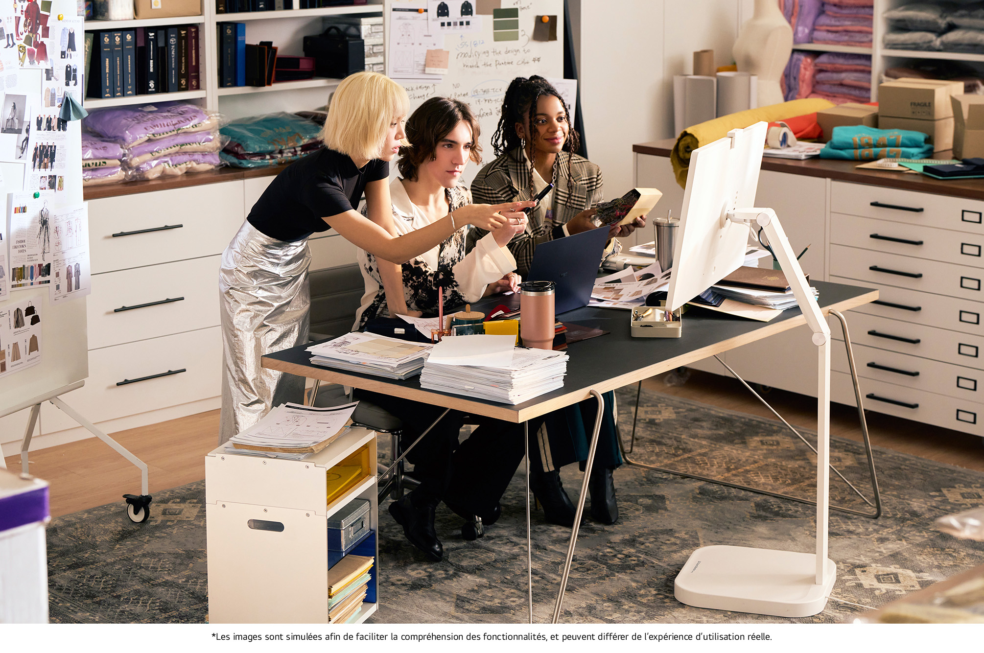 Moniteur LG 32U889SA-W au fini blanc dans un bureau créatif moderne, utilisé pour le travail d'équipe collaboratif et intégré de manière transparente dans l'espace professionnel.