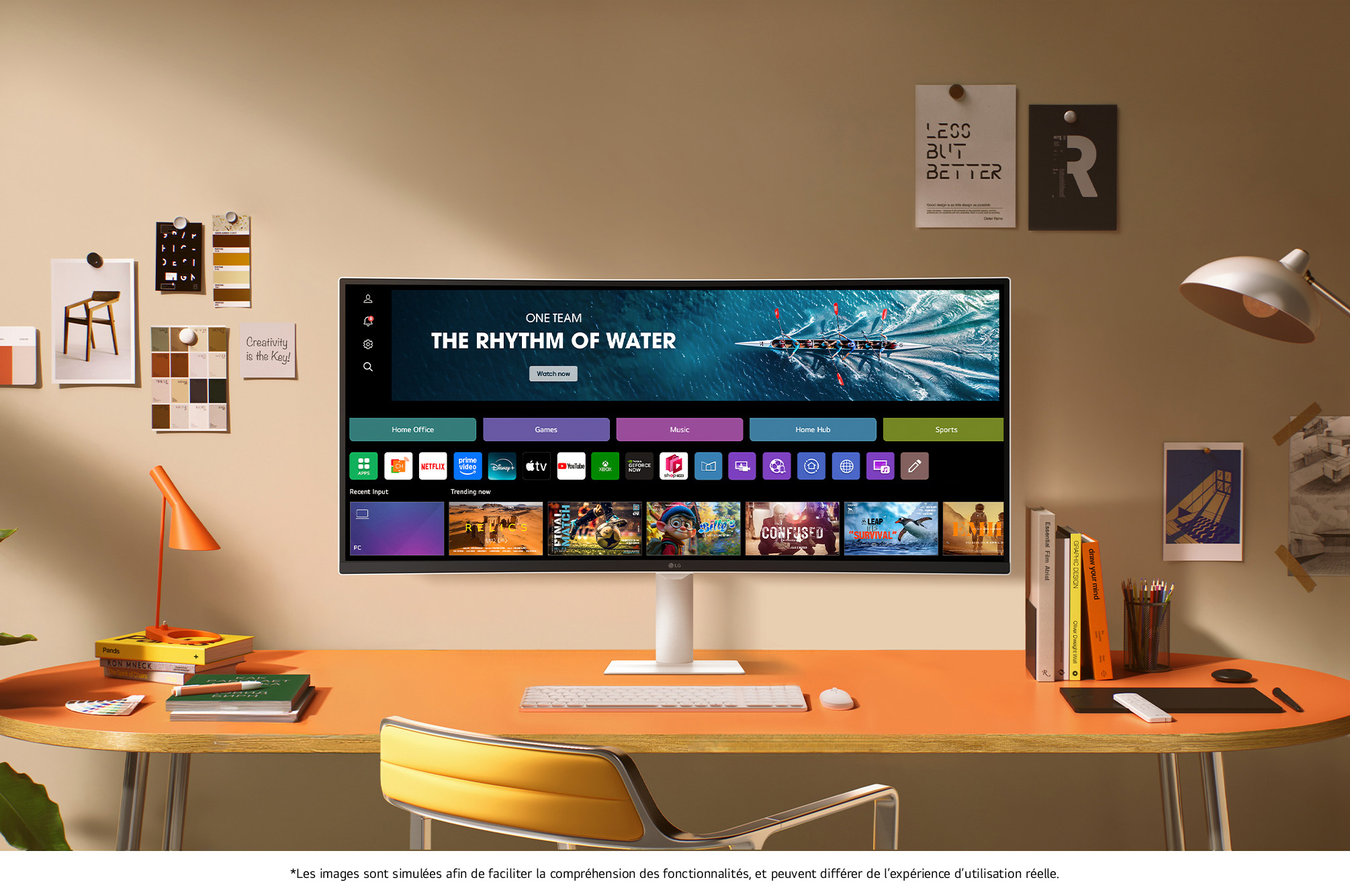 Le LG Smart Monitor 34U601SA Blanc affiche le Home Hub webOS sur un bureau élégant, parfait pour la productivité et le divertissement.