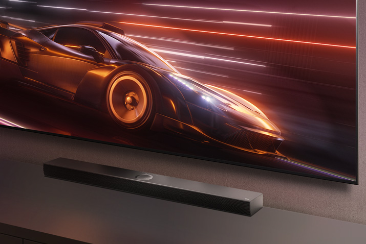 La barre de son LG et le téléviseur de LG sont présentés ensemble. Un jeu de voitures de course apparaît à l’écran. 