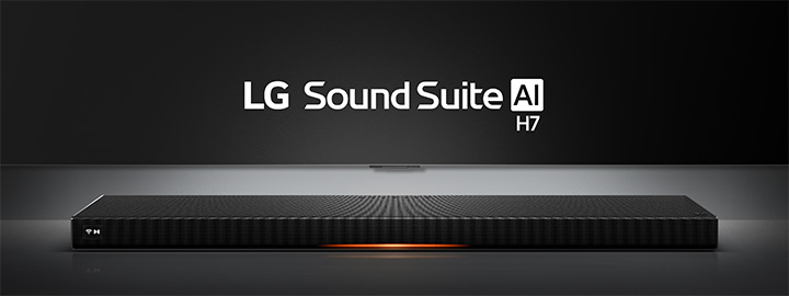 Barre de son H7 du système Sound Suite de LG à la conception noire mince et épurée présentée sur une surface sous un projecteur