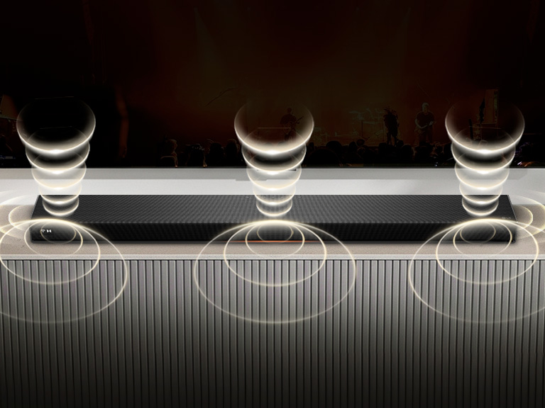 La barre de son H7 du système Sound Suite de LG est placée sous un téléviseur qui émet des ondes sonores rayonnantes vers le haut, vers l’avant et sur les côtés, illustrant la technologie AI Upmix du processeur alpha 11.