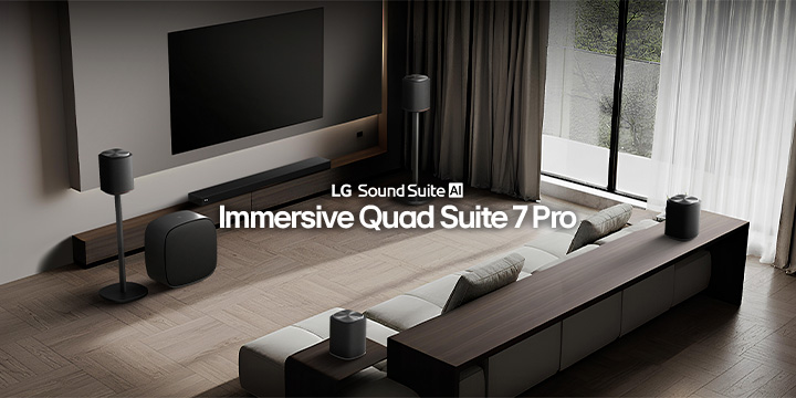 Un salon équipé d’un téléviseur et d’un système Sound Suite, avec une barre de son au mur, un caisson de basses à l’avant, deux haut-parleurs sur des socles latéraux et deux autres derrière le canapé.
