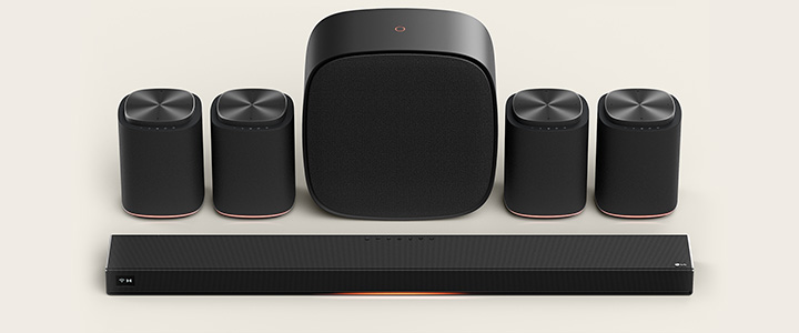 Ensemble de haut-parleurs de cinéma maison du système Immersive Quad Suite 7 de LG avec une barre de son Sound Suite, deux haut-parleurs et un caisson de basses.