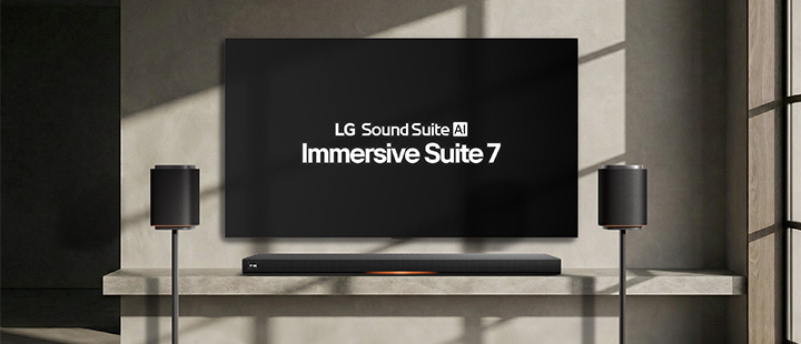 Un ensemble de haut-parleurs M7 du système Sound Suite est installé sur des socles à l’avant d’un téléviseur fixé sur un mur gris, et une barre de son H7 du système Sound Suite est placée sous le téléviseur.