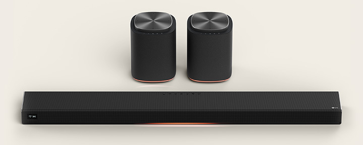 Une barre de son H7 et deux haut-parleurs M7 du système AI Stereo Suite 7 de LG