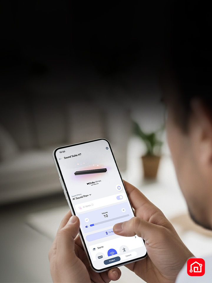 Une personne tient un téléphone intelligent sur lequel l’application LG ThinQ est ouverte, montrant un contrôle facile du système Sound Suite de LG.
