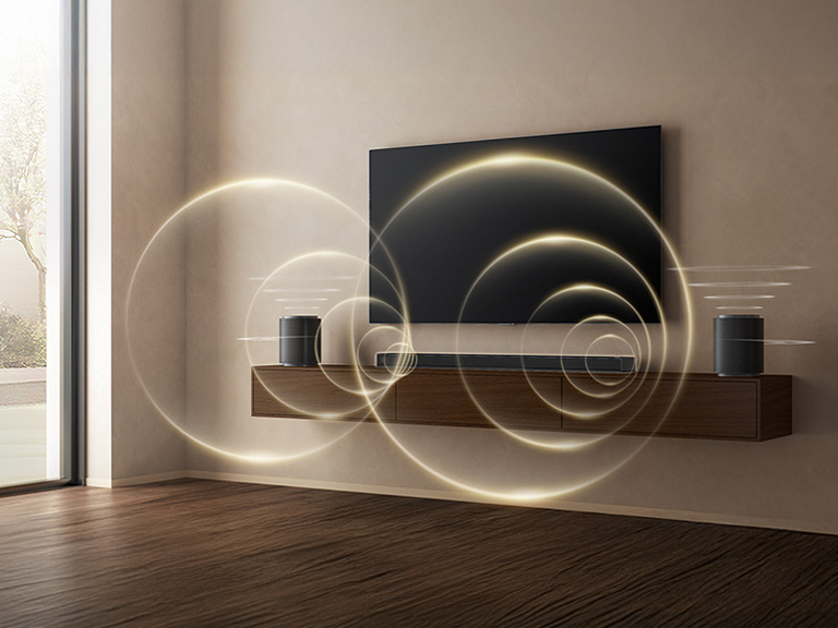 'Les deux haut-parleurs et la barre de son du système Sound Suite placés avec un téléviseur qui créent un riche système de son ambiophonique pour le téléviseur, avec technologie Dolby Atmos complète.