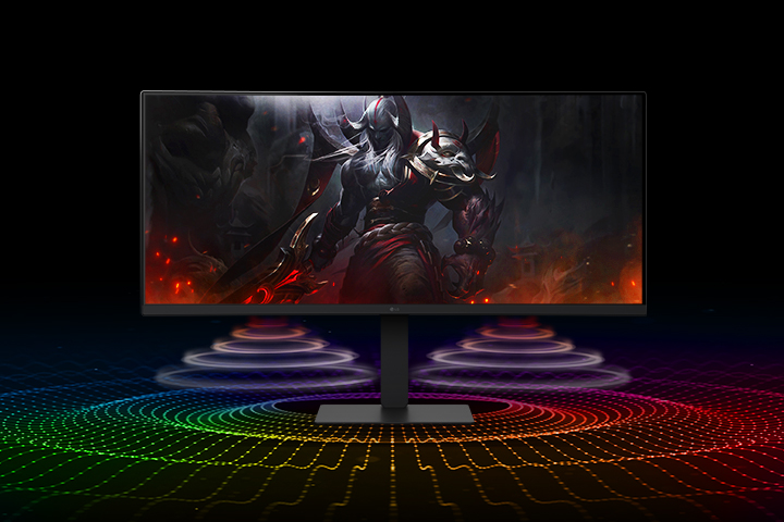 Moniteur UltraWide affichant un personnage de jeu de fantasy sombre, avec deux ondes sonores colorées se propageant vers l’avant depuis le dessous du moniteur, représentant les haut-parleurs intégrés de 7W optimisés par la technologie DepthSound pour des basses profondes et une expérience audio immersive.