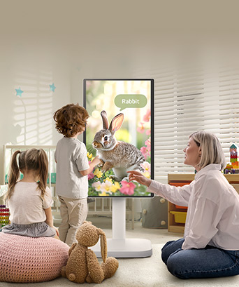 Cette image montre une femme et trois enfants jouant avec un LG Smart Monitor Swing.