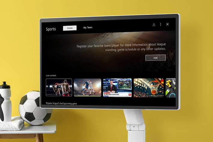 L'écran LG Smart Monitor Swing affiche des chaînes sportives en direct.