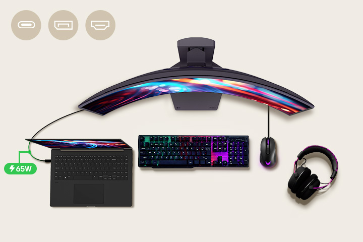 Un moniteur de jeu 34 pouces est positionné au centre du bureau, entouré de divers appareils informatiques.