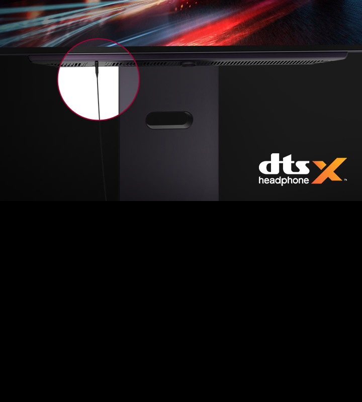 Gros plan sur un pied de moniteur avec un câble de casque connecté et le logo DTS Headphone:X affiché.