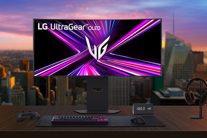 Configuration du moniteur LG UltraGear OLED sur un bureau de jeu dans une pièce moderne.