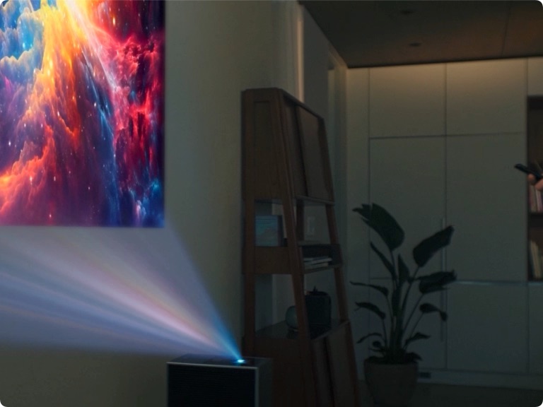 LG CineBeam projetant une image de galaxie sur un mur.