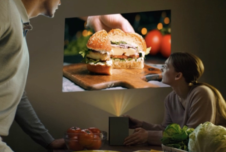 Vidéo de cuisine projetée par le LG CineBeam