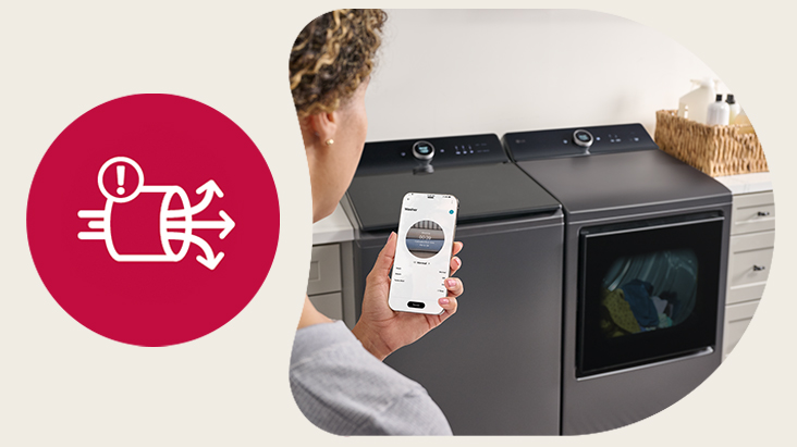 Gros plan sur l'indicateur FlowSense d'une sécheuse LG noire affichant une alerte de conduit obstrué.