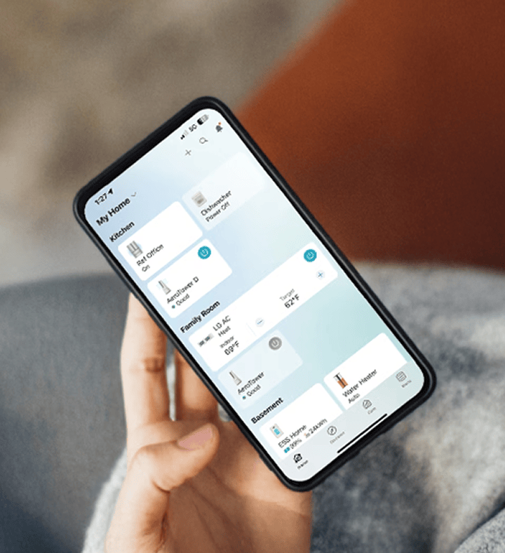 Une personne tient un smartphone avec l'application LG ThinQ ouverte, gérant des appareils domotiques tout en dégustant un café.