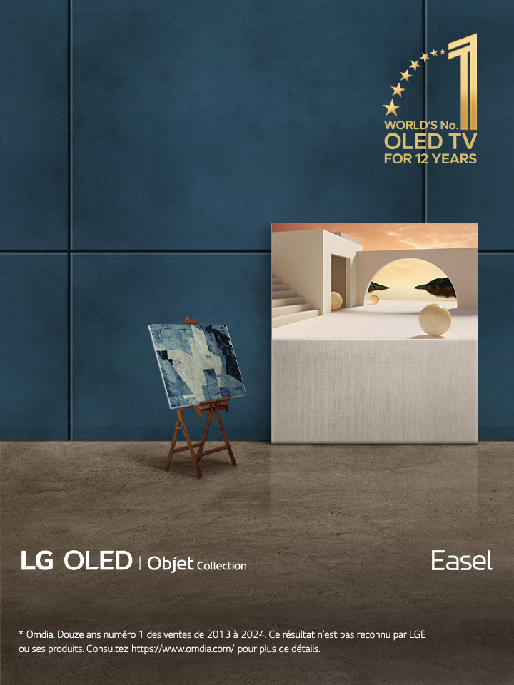 Le téléviseur LG OLED Easel est posé contre un mur. À côté, un tableau est posé sur un chevalet. Le design du téléviseur le fait ressembler à une véritable œuvre d’art sur chevalet. L’emblème du premier OLED TV au monde depuis 12 ans se trouve dans le coin. Les logos des produits LG OLED, Objet Collection et Easel sont également visibles.
