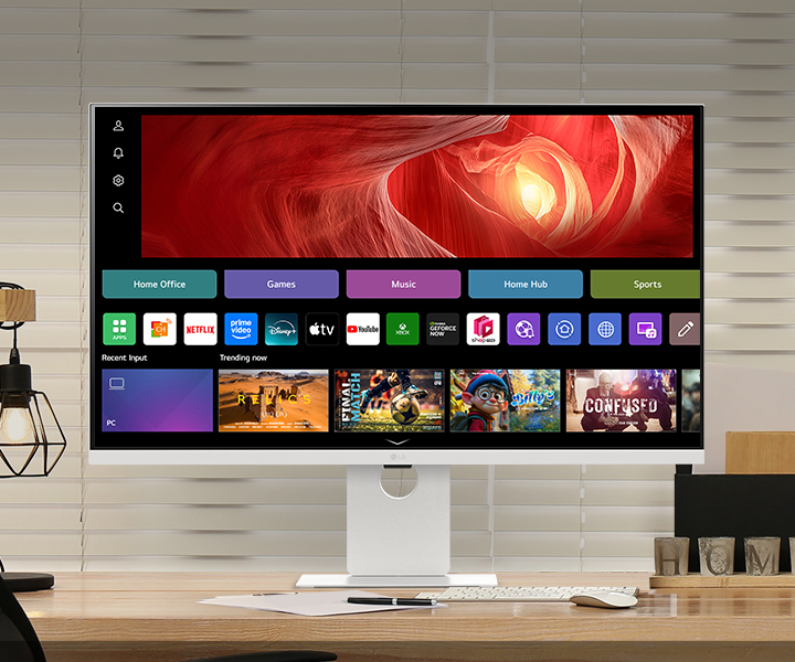 L’image montre un LG Smart Monitor sur le bureau, alliant travail et loisirs.