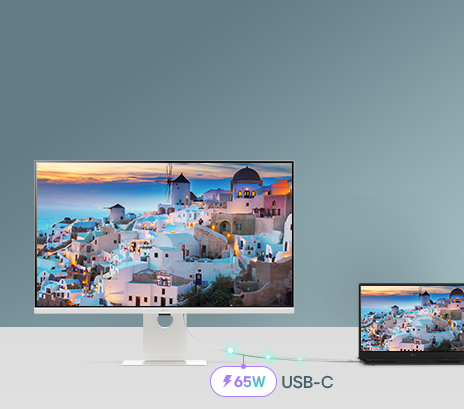 Une photo montrant un smart monitor connecté à un ordinateur portable via USB-C, démontrant la charge et le transfert de données.