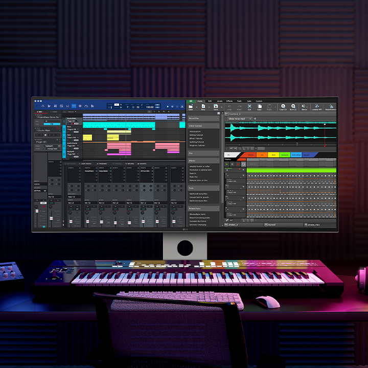 Dans une pièce sombre éclairée en bleu et violet, un moniteur UltraFine est présenté avec un programme d’enregistrement à l’écran. Sur le bureau se trouvent un clavier, une tablette, un casque et d’autres accessoires.