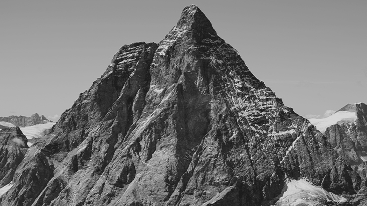 Image en noir et blanc d’une montagne avec un contraste 1000:1 pour illustrer l’expression du noir comparée à celle d’un contraste 2000:1.