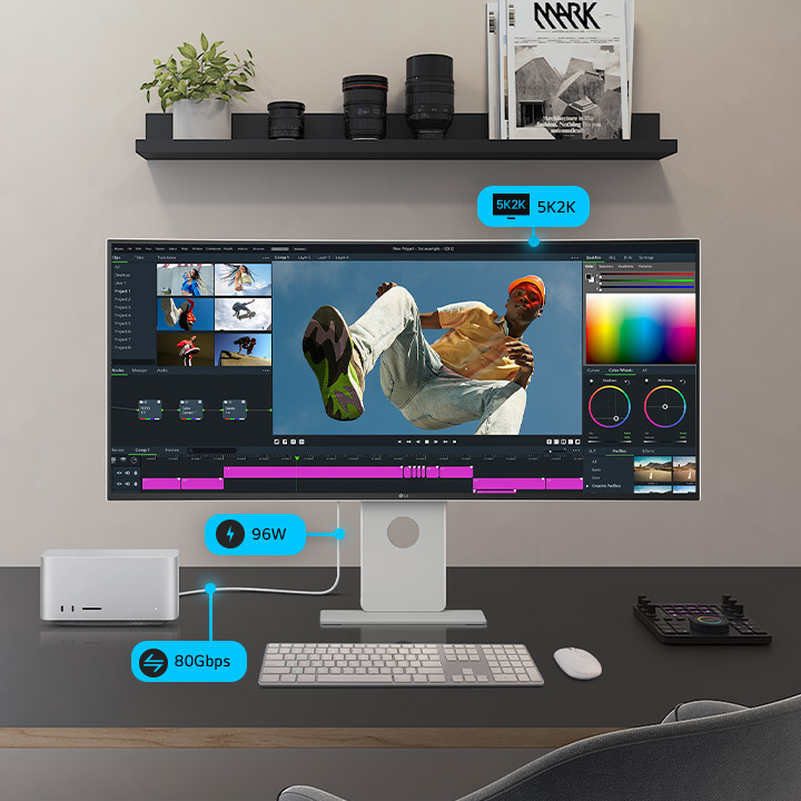 Un moniteur UltraFine est placé avec un programme à l’écran à côté d’un moniteur plus petit, d’un PC et d’un stockage, connecté par des câbles illustrant sa multi-connectivité.