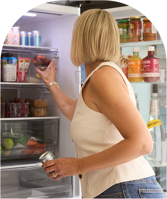 Une femme utilisant un réfrigérateur LG InstaView et une scène montrant l'intérieur du réfrigérateur.