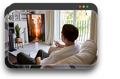 Homme se détendant sur le canapé, regardant du contenu sur un écran de moniteur dans un espace de vie confortable.