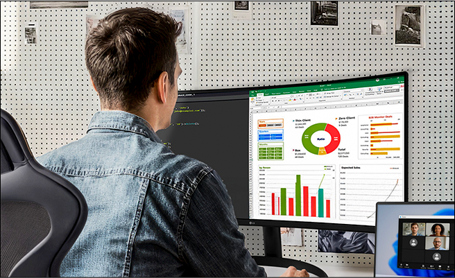 Deux photos montrant différentes vues d'un petit appartement studio organisé avec une configuration de moniteur LG UltraWide.