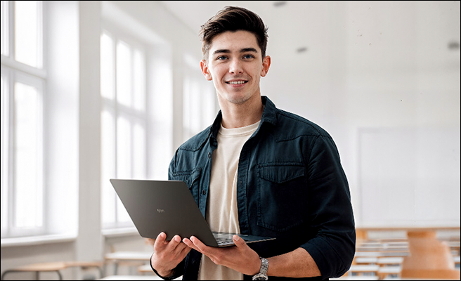 Deux photos d'un étudiant souriant portant et utilisant un ordinateur portable LG gram sur un campus universitaire.