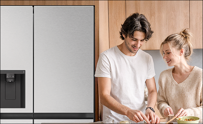 Deux images de l'intérieur d'un réfrigérateur rempli d'ingrédients et d'un couple cuisinant dans la cuisine.