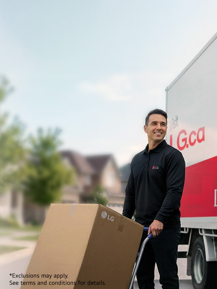 Un installateur professionnel de LG à côté du camion de livraison, avec la boîte contenant un nouvel électroménager  devant la maison d’un client.