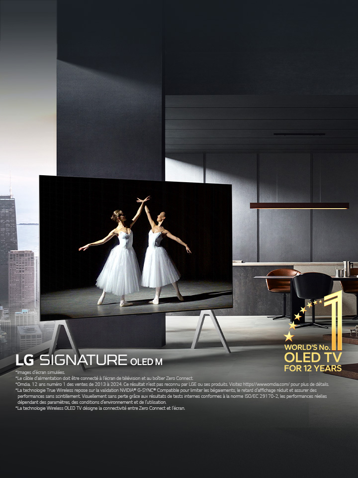 Espace de vie haut de gamme avec le LG Signature OLED M5 sur un meuble TV. L’écran semble énorme. Aucun fil n’est visible, ce qui témoigne de la technologie True Wireless du téléviseur. L’emblème du numéro 1 des OLED TV au monde depuis 12 ans et le logo LG Signature OLED M sont visibles.