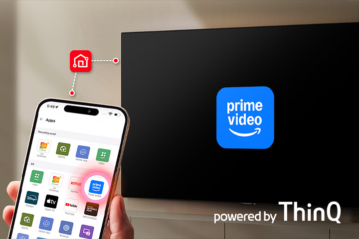شخص يحمل هاتفًا ذكيًا مع تطبيق LG ThinQ مفتوح أمام تلفزيون LG Smart TV يعرض شعار Prime Video، مما يعرض تطبيقًا بنقرة واحدة يبدأ من الهاتف إلى التلفزيون.