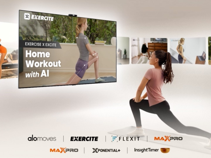 سيدة تمارس التمارين الرياضية أثناء مشاهدة مقاطع فيديو التمرين على تلفزيون LG TV، مع محتوى لياقة بدنية مختلف مثل اليوجا والتأمل عبر الشاشة، مما يعرض تلفزيون LG TV كمرافق لياقة بدنية متعدد الاستخدامات.