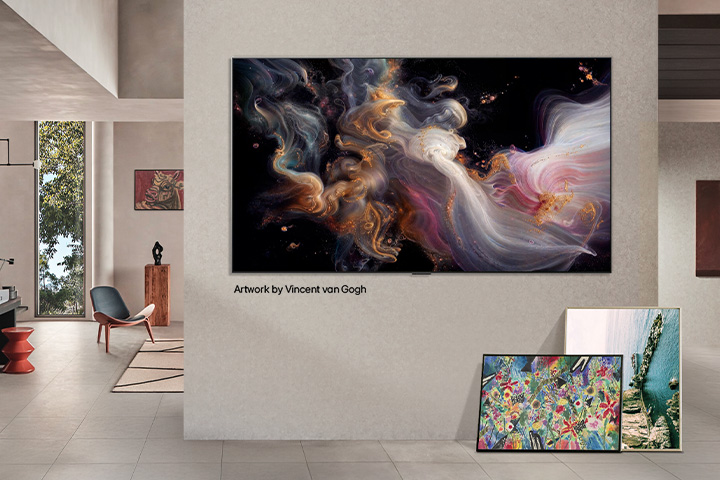 تصميم داخلي لمنزل راقٍ. يتم عرض الكثير من الأعمال الفنية المختلفة. يتواجد تلفزيون LG TV على الجدار الأوسط مع عمل فني شهير على الشاشة. يشبه التلفزيون لوحة من متحف. 