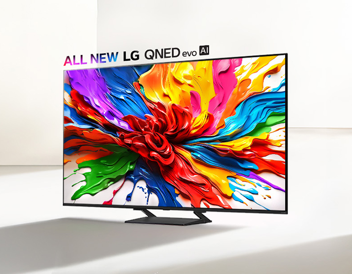 تلفزيون LG QNED TV على حامل في مساحة بيضاء في الغالب. يوجد على شاشة التلفزيون رشة ملونة من الطلاء توضح كيف يمكن لتلفزيونات QNED TV عرض مجموعة واسعة من الألوان النابضة بالحياة مع تباين مبهج. شعار LG QNED evo AI الجديد بالكامل موضوع فوق التلفزيون. 