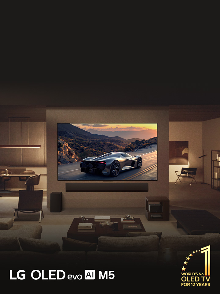 غرفة معيشة أنيقة مع تلفزيون LG OLED evo M5 TV مثبت على الحائط. مكبر الصوت LG Soundbar الموجود أسفله. صندوق Zero Connect Box مُخبَّأ تحت طاولة جانبية. لا توجد أسلاك مرئية على الإطلاق تعرض تقنية True Wireless الخاصة بالتلفزيون. يظهر تلفزيون OLED TV رقم واحد في العالم لمدة 12 عامًا وشعار LG OLED evo AI M5.