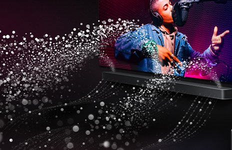 يتواجد كل من تلفزيون LG TV وLG Soundbar في غرفة سوداء ويقدمان عرضًا موسيقيًا. تنطلق قطرات بيضاء تمثل موجات صوتية إلى أعلى وإلى الأمام من مكبر الصوت.