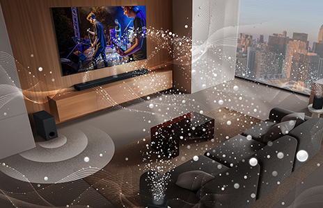 LG TV ومكبر صوت LG Soundbar وسماعات خلفية ومضخم صوتي في غرفة المعيشة بناطحة سحاب، أثناء تشغيل عرض موسيقي. تنطلق موجات صوتية بيضاء مكونة من قطرات من مكبر الصوت والسماعات الخلفية، وتلتف حول الأريكة وغرفة المعيشة. ينشئ المضخم الصوتي تأثيرًا صوتيًا من الأسفل.