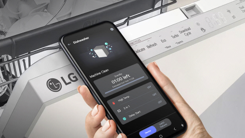 لوحة تحكم LG في غسالة الأطباق مع هاتف ذكي يعرض تطبيق LG ThinQ لاختيار دورة تنظيف الغسالة