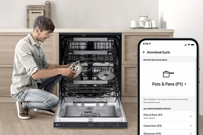غسالة أطباق LG مع باب مفتوح وهاتف ذكي يعرض خيارات تنزيل الدورة لبرامج الغسيل