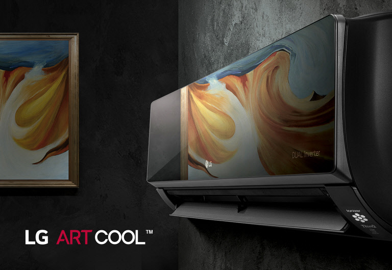 مكيف الهواء LG ذو الزجاج الخارجي العاكس ARTCOOL، يظهر من زاوية معلقًا على جدار. يعكس سطح المكيف لوحة فنية على الجدار بجانبه.