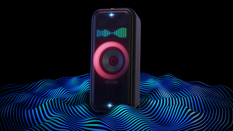 LG XBOOM XL7S موضوع بشكل رأسي في مساحة شاسعة. يتم تشغيل إضاءة مكبر الصوت الجهير باللون الأحمر مع تشغيل إضاءة قوية مزدوجة. يُعرض معادل الصوت في الجزء العلوي من مكبر الصوت. تخرج الموجات الصوتية من الجزء السفلي من مكبر الصوت لتعزيز الجهير العميق.