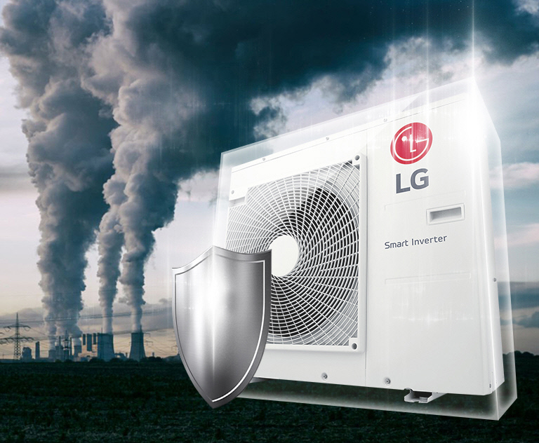 يخرج من المصانع ضباب دخاني داكن في الخلفية بينما تقف وحدة LG Smart Inverter المغطاة في صندوق شفاف بدرع معدني على اليمين.