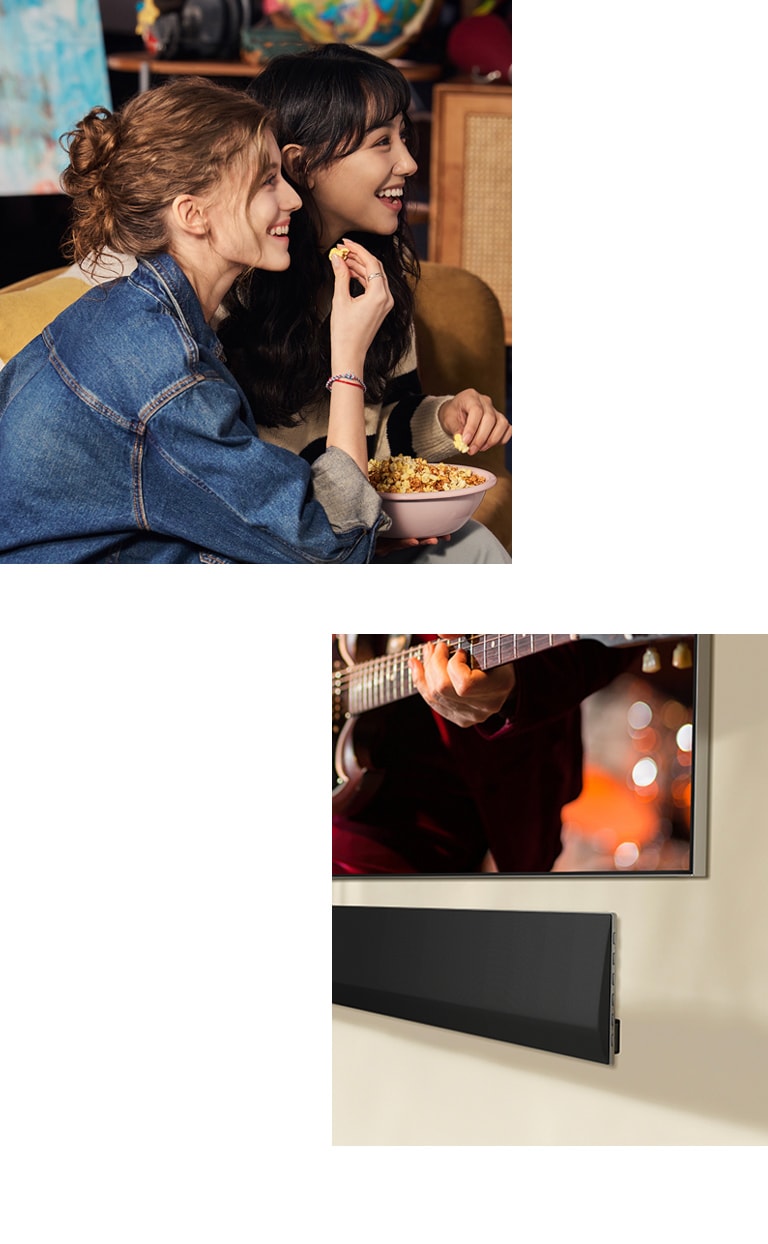 سيدتان تجلسان على الأريكة وتأكلان الفشار. زاوية جانبية قريبة من الزاوية اليمنى السفلية لـ LG TV المثبت على الحائط وسماعة LG Soundbar المثبتة على الحائط أسفل التليفزيون.