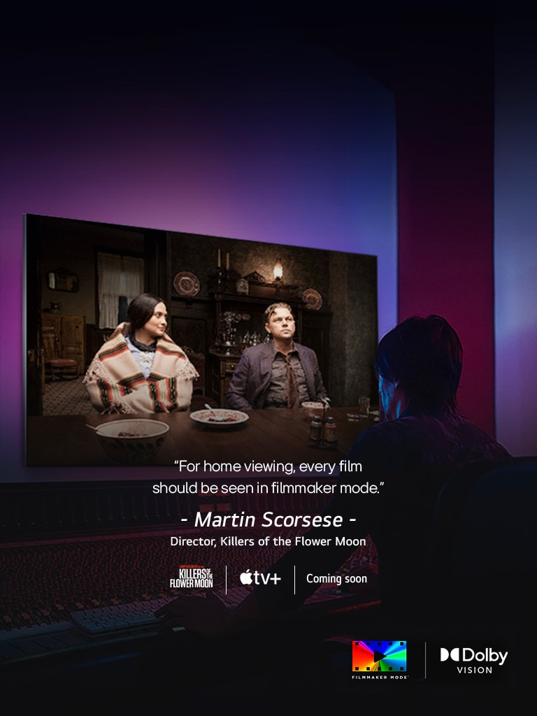 رجل في استوديو تحرير فيديو مظلم ينظر إلى LG TV يعرض فيلم "Killers of the Flower Moon". النص الموجود في الصورة هو "For home viewing, every film should be seen in filmmaker mode" (للمشاهدة المنزلية، يجب مشاهدة كل فيلم في filmmaker mode). يظهر أسفله “Martin Scorsese, Director, Killers of the Flower Moon” (مارتن سكورسيزي، مخرج فيلم Killers of the Flower Moon). يوجد أسفل ذلك شعار Killers of the Flower Moon وشعار Apple TV و“Coming soon” (قريبًا).